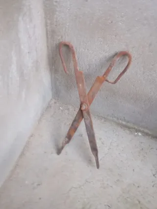 Tenaza antigua de metal