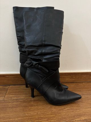Botas altas negras con tacón y lazo