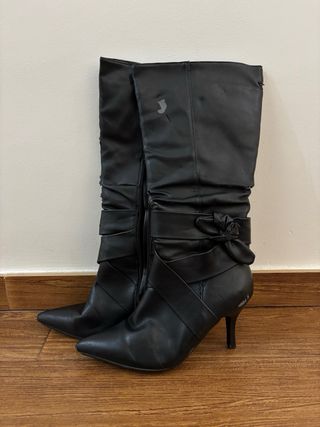 Botas altas negras con tacón y lazo