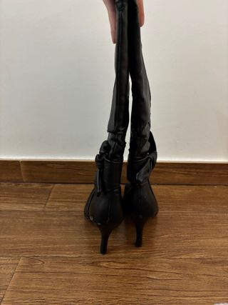 Botas altas negras con tacón y lazo