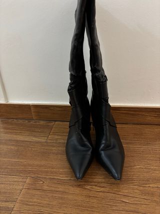 Botas altas negras con tacón y lazo