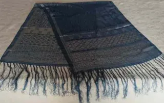 Chal azul con diseño estampado plateado