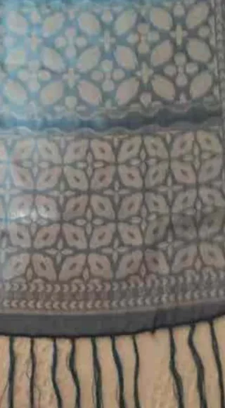 Chal azul con diseño estampado plateado