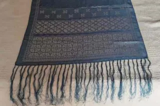 Chal azul con diseño estampado plateado