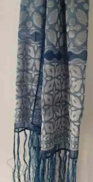 Chal azul con diseño estampado plateado