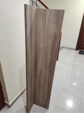 Estantería de madera color beige y marrón