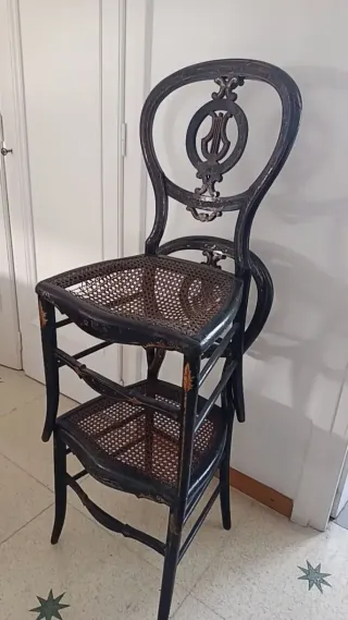 Juego de 2 sillas antiguas de madera y ratán