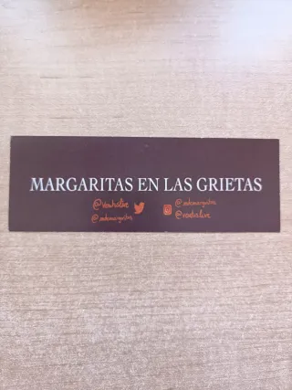 Libro de poesía "Margaritas en las grietas"