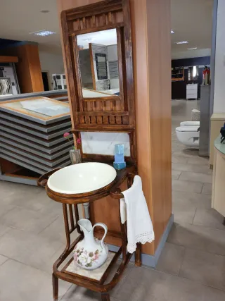 Lavabo antiguo de madera y cerámica