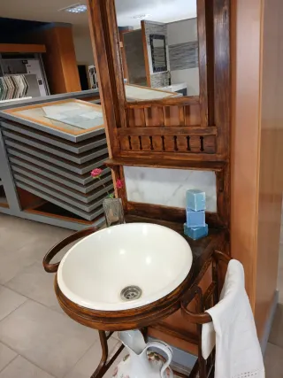 Lavabo antiguo de madera y cerámica