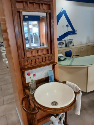 Lavabo antiguo de madera y cerámica
