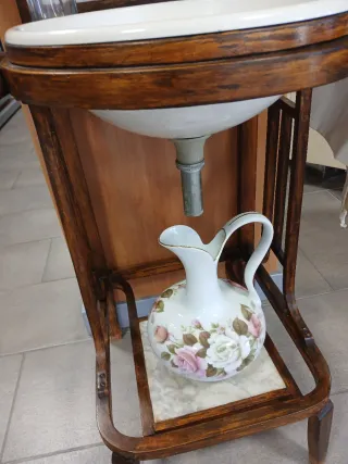 Lavabo antiguo de madera y cerámica