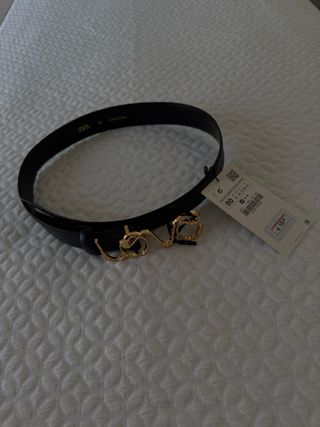 Cinturón Zara negro hebilla dorada LOVE