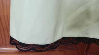Falda amarilla con encaje negro