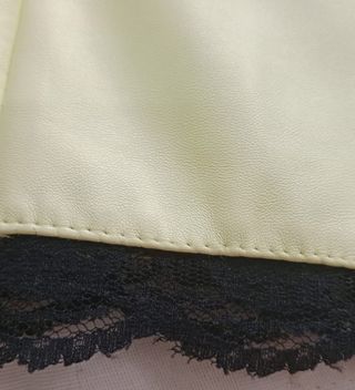 Falda amarilla con encaje negro