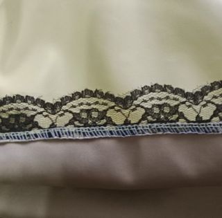 Falda amarilla con encaje negro