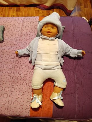 Muñeca bebé con gorro y conjunto