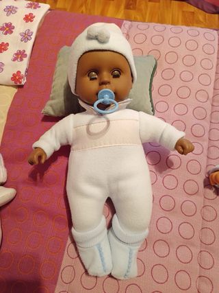 Muñeca bebé con gorro y conjunto