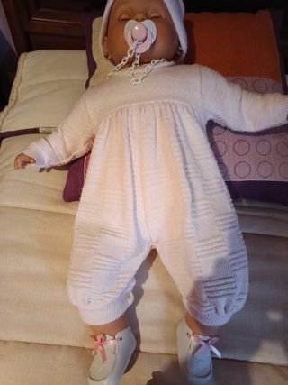 Muñeca bebé con gorro y conjunto