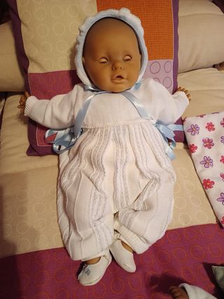 Muñeca bebé con gorro y conjunto