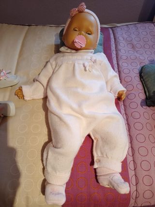 Muñeca bebé con gorro y conjunto