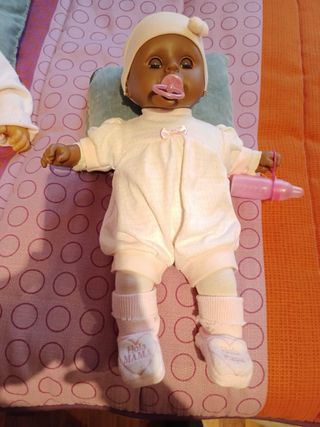 Muñeca bebé con gorro y conjunto