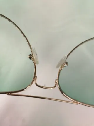 Gafas de sol aviador doradas y verdes