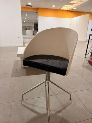 Silla moderna blanca y negra