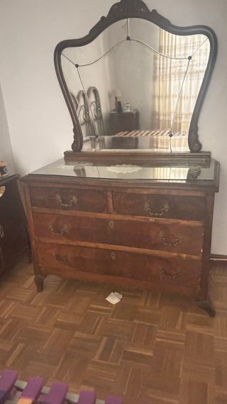 Tocador antiguo con espejo y mesitas