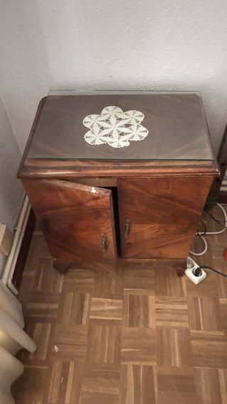 Tocador antiguo con espejo y mesitas