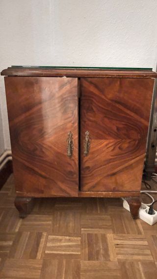 Tocador antiguo con espejo y mesitas