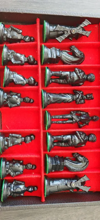 Ajedrez Madera Don Quijote. Falta un peón.