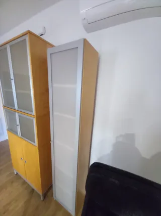 Mueble de madera con estantes