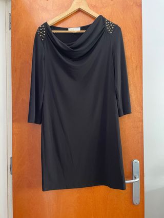 Vestido negro con tachuelas