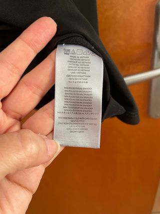 Vestido negro con tachuelas