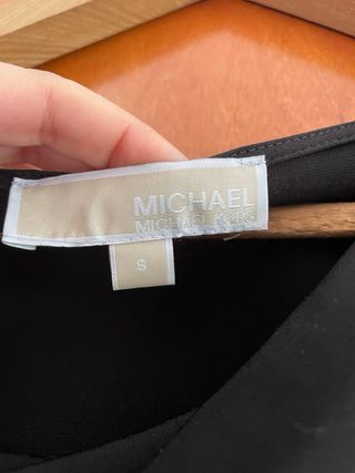 Vestido negro con tachuelas