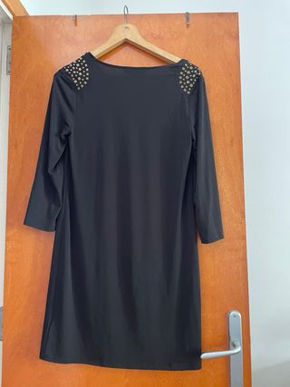 Vestido negro con tachuelas