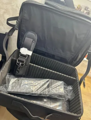 Maleta negra con correa ajustable