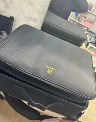 Maleta negra con correa ajustable