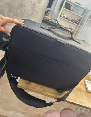 Maleta negra con correa ajustable