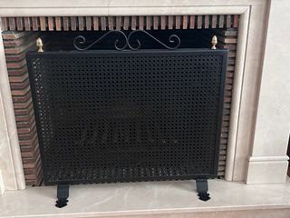 Salvachispas chimenea metal negro y dorado