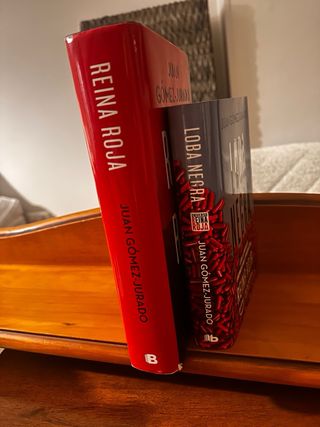 Dos estantes de madera con moldura