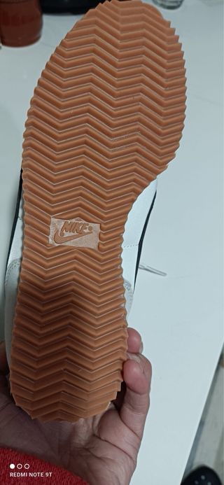 Zapatillas Nike Cortez Blancas y Negras unisex.