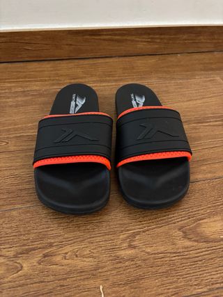 Chanclas negras y naranjas