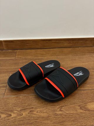 Chanclas negras y naranjas
