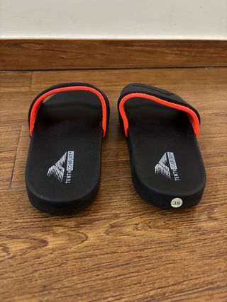 Chanclas negras y naranjas