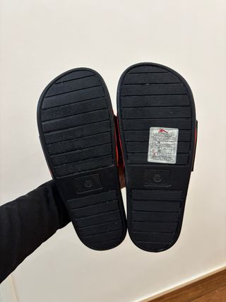 Chanclas negras y naranjas