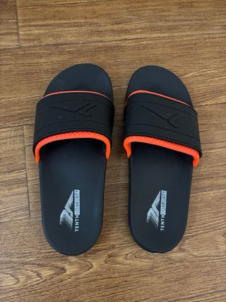 Chanclas negras y naranjas