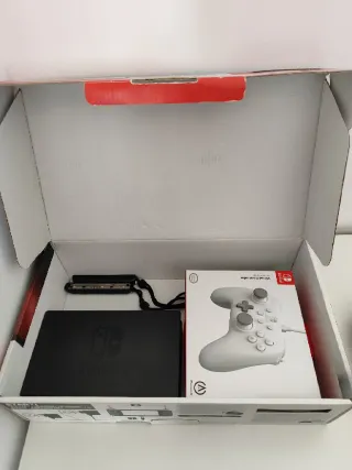 Nintendo Switch V2 (versione 2019 con prefisso XKJ) con custodia, scheda micro SD 64 GB e accessori