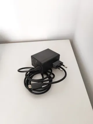 Nintendo Switch V2 (versione 2019 con prefisso XKJ) con custodia, scheda micro SD 64 GB e accessori